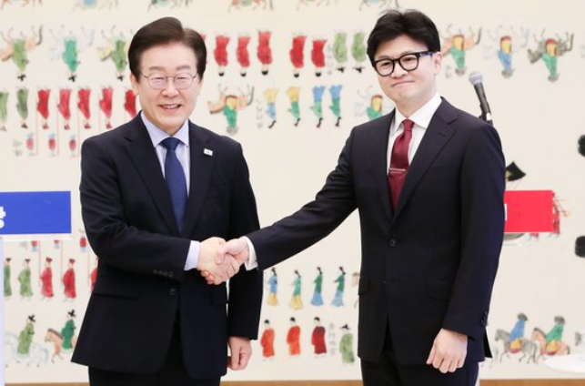 11년 만에 성사된 여야 대표 <b>회담</b>: <b>한동훈</b>과 <b>이재명</b>의 만남