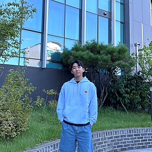 남자가을코디 코닥 어패럴 바람막이 자켓 & 반집업 후드 캐주얼한 여행룩 제안