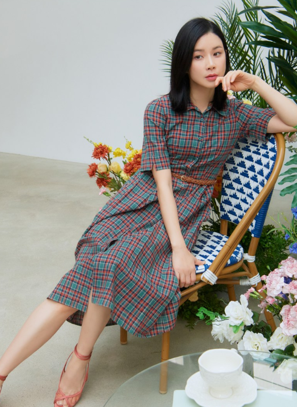  40대 여성 하객룩으로 여자 패션 브랜드 르투아 체크 패턴의 셔츠 타입 반팔 롱 원피스 코디 ft. 이보영