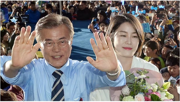 <b>검찰</b>, 文 전 <b>대통령</b> 딸 압수 영장에 <b>문재인</b> 피의자로 적시