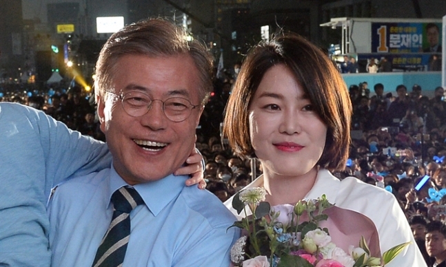 2024.9.1 <b>검찰</b>, <b>문재인</b> 전 <b>대통령</b> ‘피의자’ 적시…2억... 