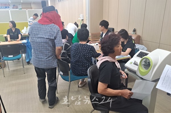 전남 곳곳 누비며 의료서비스 하는 ‘농촌 왕진버스’ 큰 호응