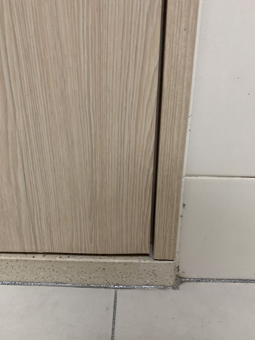 화장실문수리 물에불은문짝 들뜨고벗겨진 시트지 복원