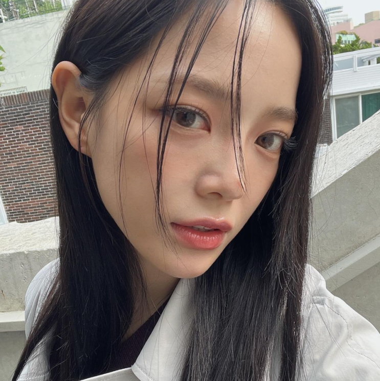  여자 인기 패션 브랜드 잇미샤의 볼륨이 살아 있는 화이트 반팔 롱 원피스 코디 추천 ft. 김세정