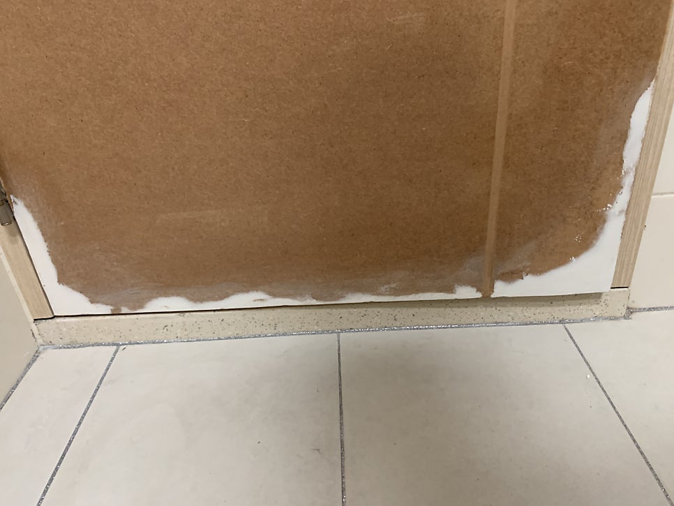 화장실문수리 물에불은문짝 들뜨고벗겨진 시트지 복원