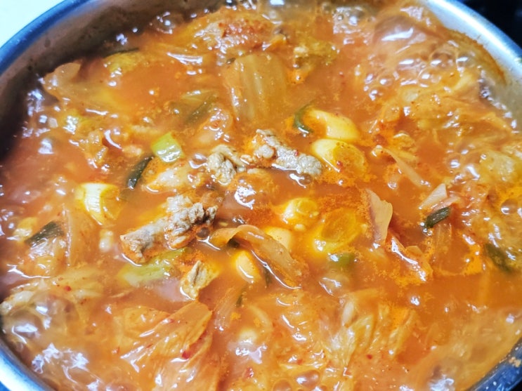  돼지김치찌개 레시피 묵은지 돼지고기 앞다리살 듬뿍 넣어 맛있게 끓이는법
