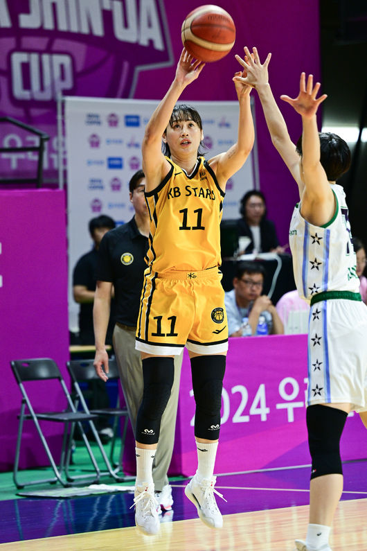 <b>박신자컵</b> KB스타즈,히타치 하이테크전 77-65 승리 <b>강이슬</b>... 