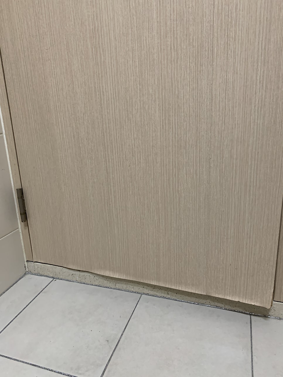 화장실문수리 물에불은문짝 들뜨고벗겨진 시트지 복원