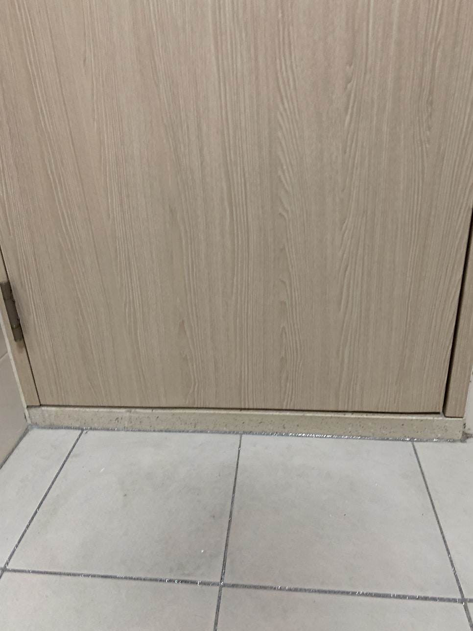 화장실문수리 물에불은문짝 들뜨고벗겨진 시트지 복원