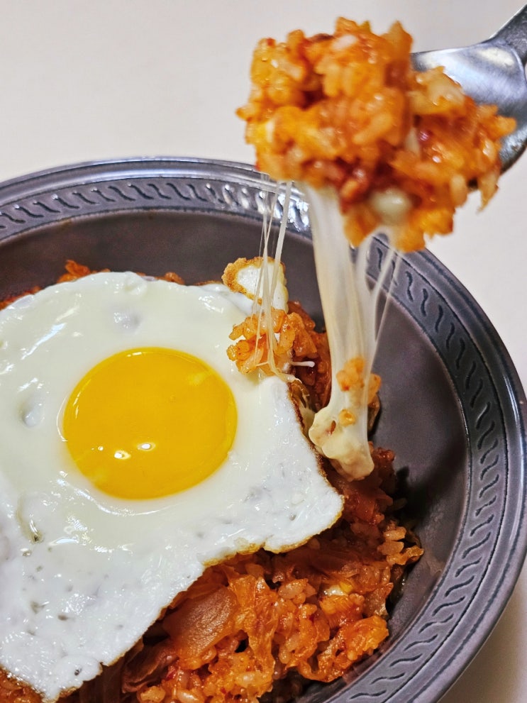  치즈 김치볶음밥 레시피 / 쭉 늘어나는 모짜렐라치즈 예술!