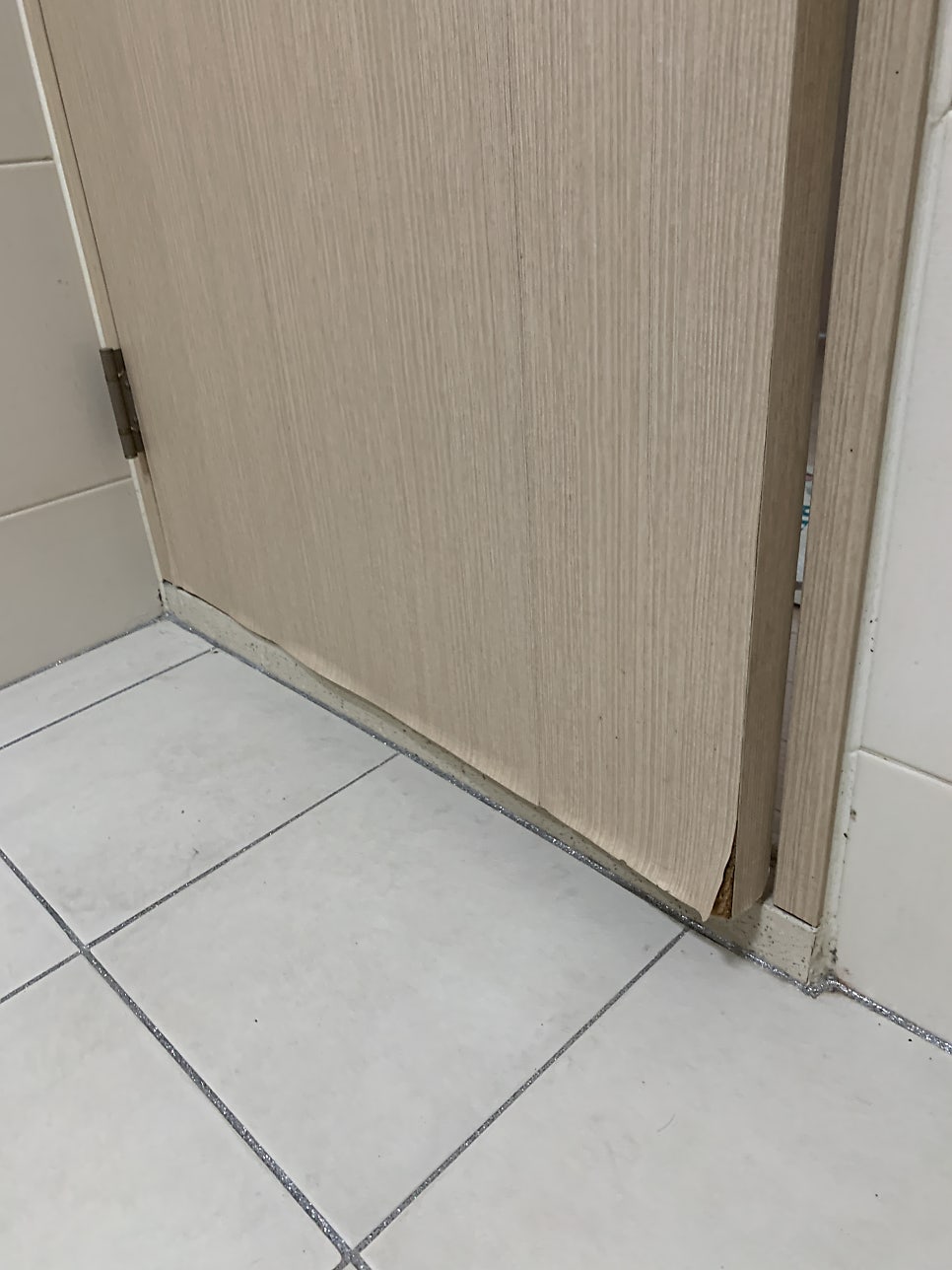 화장실문수리 물에불은문짝 들뜨고벗겨진 시트지 복원