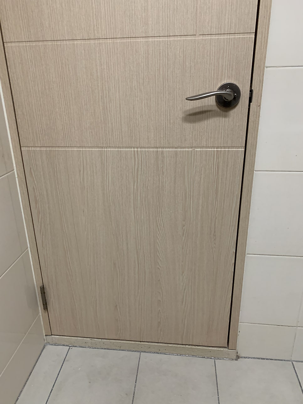 화장실문수리 물에불은문짝 들뜨고벗겨진 시트지 복원