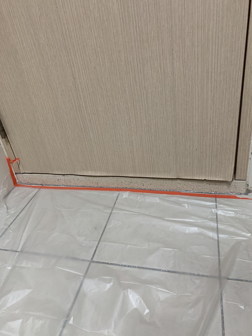 화장실문수리 물에불은문짝 들뜨고벗겨진 시트지 복원