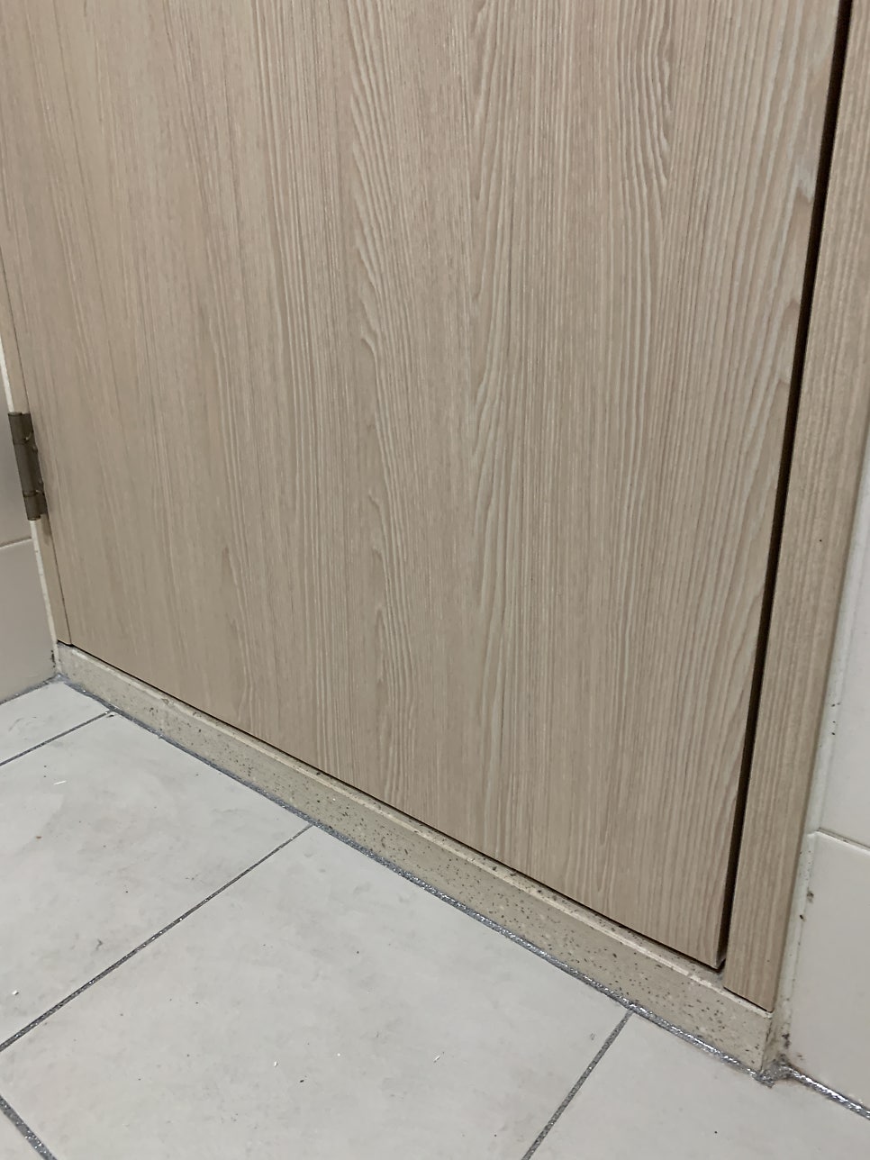 화장실문수리 물에불은문짝 들뜨고벗겨진 시트지 복원