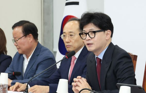 <b>한동훈</b>, <b>이재명</b> 향해 “<b>계엄령</b> 준비설 근거 제시하라” 압박