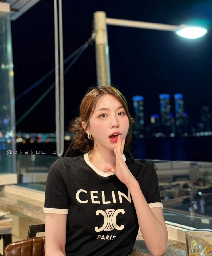 성해은 | 셀린느 반팔 티셔츠 | 트리옹프 프린트