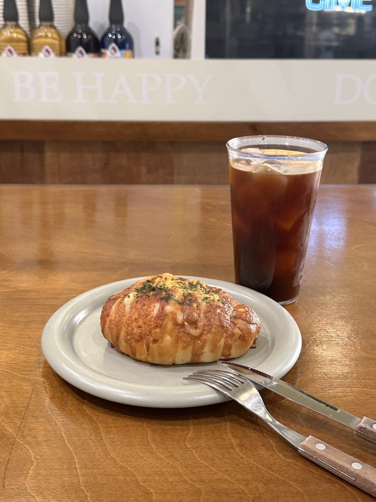  부산/연산동ㅣ시청 근처 혼자 가기 좋은 버터바 소금빵 맛집 카페 '솔티라이엇'