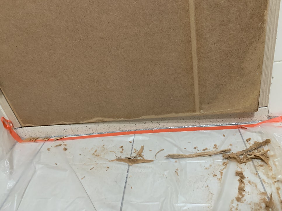 화장실문수리 물에불은문짝 들뜨고벗겨진 시트지 복원