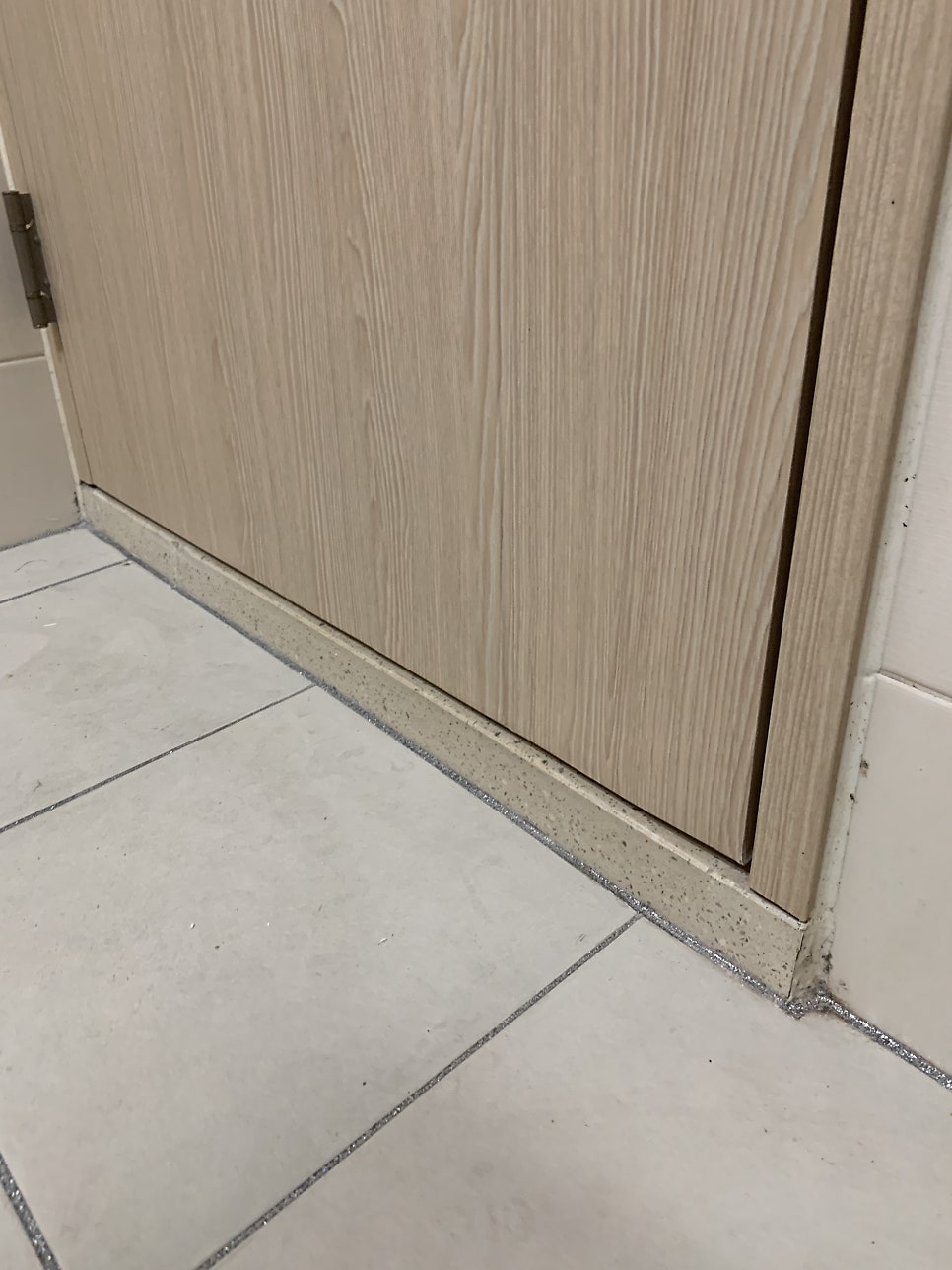 화장실문수리 물에불은문짝 들뜨고벗겨진 시트지 복원