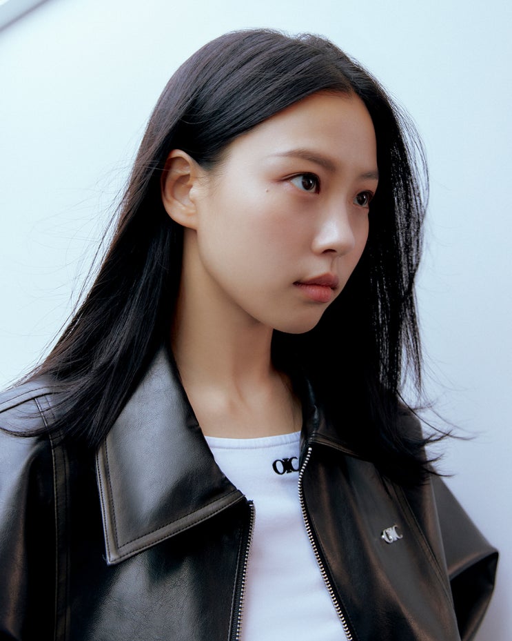  오아이오아이컬렉션 고민시 화보 속 24FW 여자가을코디 캐주얼한 연예인패션