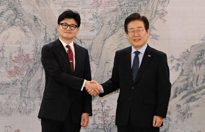 한동훈, 회동 하루 만에 …<b>이재명</b> <b>계엄령</b> 발언 “국기문란”