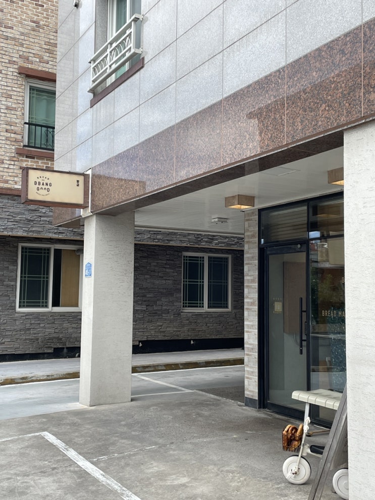  작지만 특별한 제주 구남동 베이커리 빵귿 소시지빵
