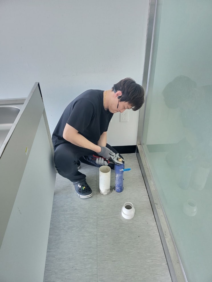  싱크대 설치 및 계량기 배관 입수 전 작업 수전까지 타공 후 설치