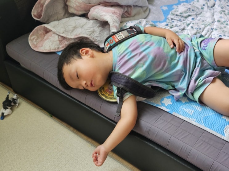  낮잠 안자는 5살 가방도 못 내려놓고 꿀잠 중
