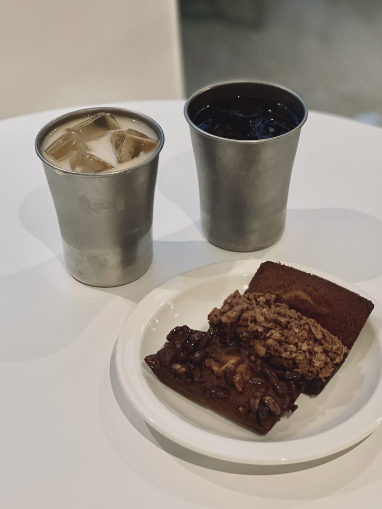  신촌, 휘낭시에가 맛있는 대형 카페 | 호기심 카페