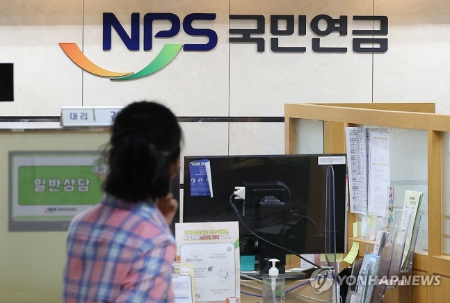 연금 보험료 27년만에 오른다…26만원 내던 가입자 37만원 부담 연금 보험료 27년만에 오른다…26만원 내던 가입자 37만원 부담