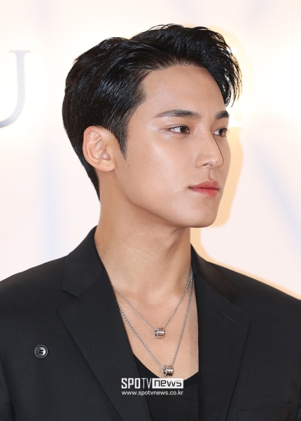 <b>록시땅 코리아 세븐틴 민규</b> 상의 탈의 사진으로 인한 사과... 