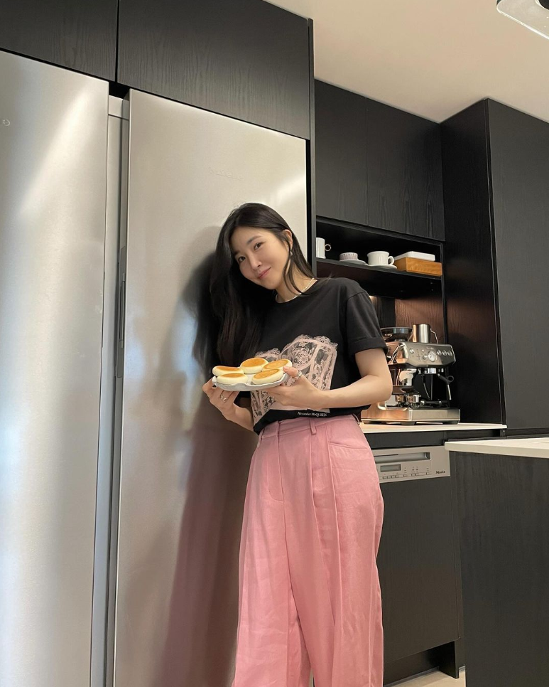 이해리 러블리 꾸안꾸 룩 난리난 여자 반팔티 브랜드 알렉산더맥퀸 반팔코디 가격은?