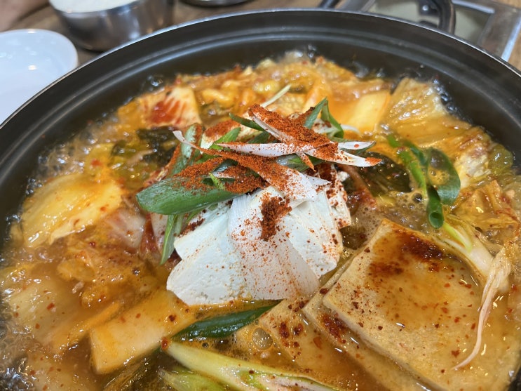  두부, 오뎅, 고기가 들어간 김치찌개가 단돈 3천원!(공기밥 포함, 혼밥 가능)
