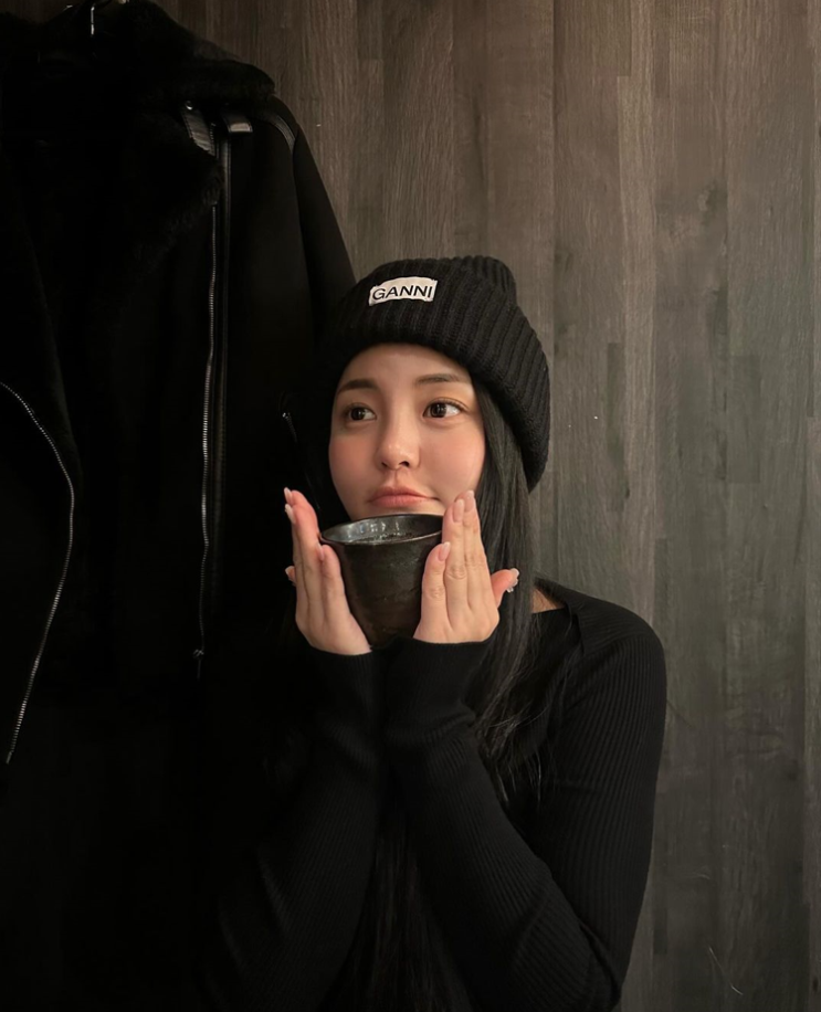  모자 종류 중 여자 연예인 비니 쓰는법 정석을 보여준 유정의 매력적인 지속가능한 패션 살펴보기