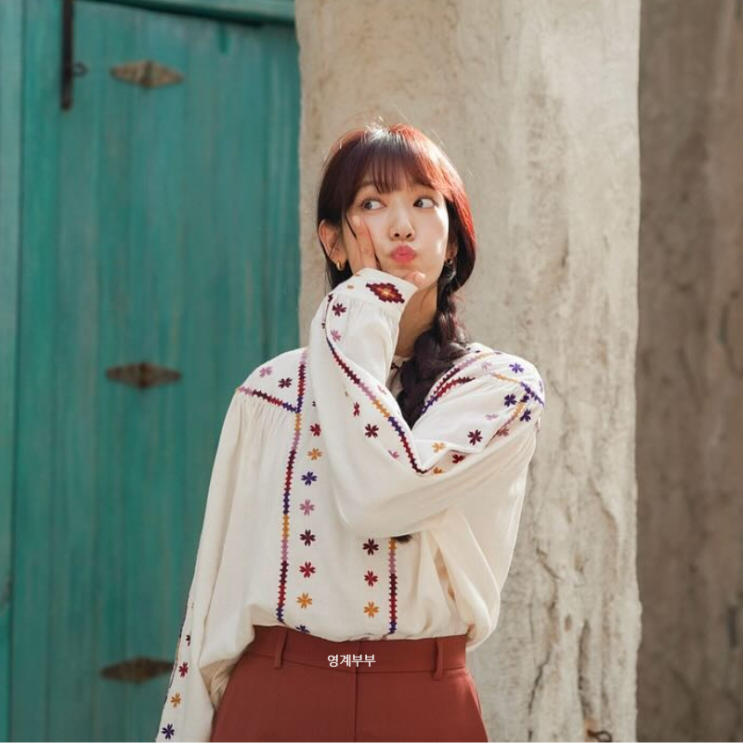  박신혜 이국적인 스타일 가을코디 아이템 리넨 블라우스 패션