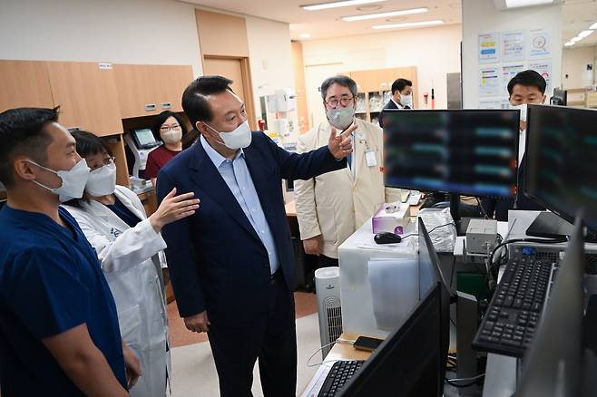   윤 <b>대통령</b>, 한밤 응급실 비공개 방문…“<b>의료진</b> 번아웃... 