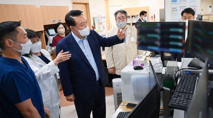 <b>대통령</b>, 의정부 성모 병원 심야 응급실 찾아 <b>의료진</b> 등 <b>격려</b>