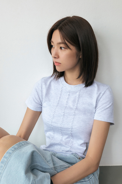  가을철 30대 여자 비즈니스캐주얼 옷차림으로 청치마 코디! 샐럽들에게 사랑받는 브랜드 아티드 데님 롱 스커트 스타일 정보