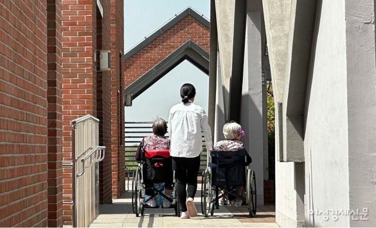 도입 1달 전···선임 요양보호사 제도 '구멍투성이' 도입 1달 전···선임 요양보호사 제도 '구멍투성이'