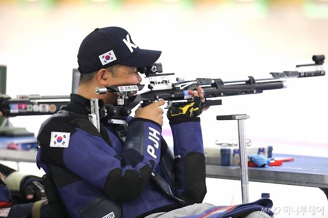 <b>사격 박진호</b> 50m 소총 3자세 금메달 '한국 첫 2관왕'