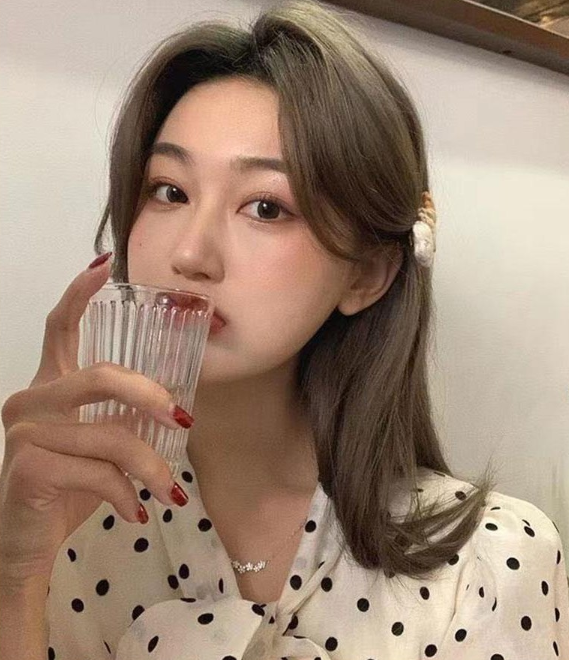  가을 결혼식 여자 하객 패션으로 땡땡이 포인트로 디테일과 센스를 살려줄 여성 블라우스 하객룩 코디 추천