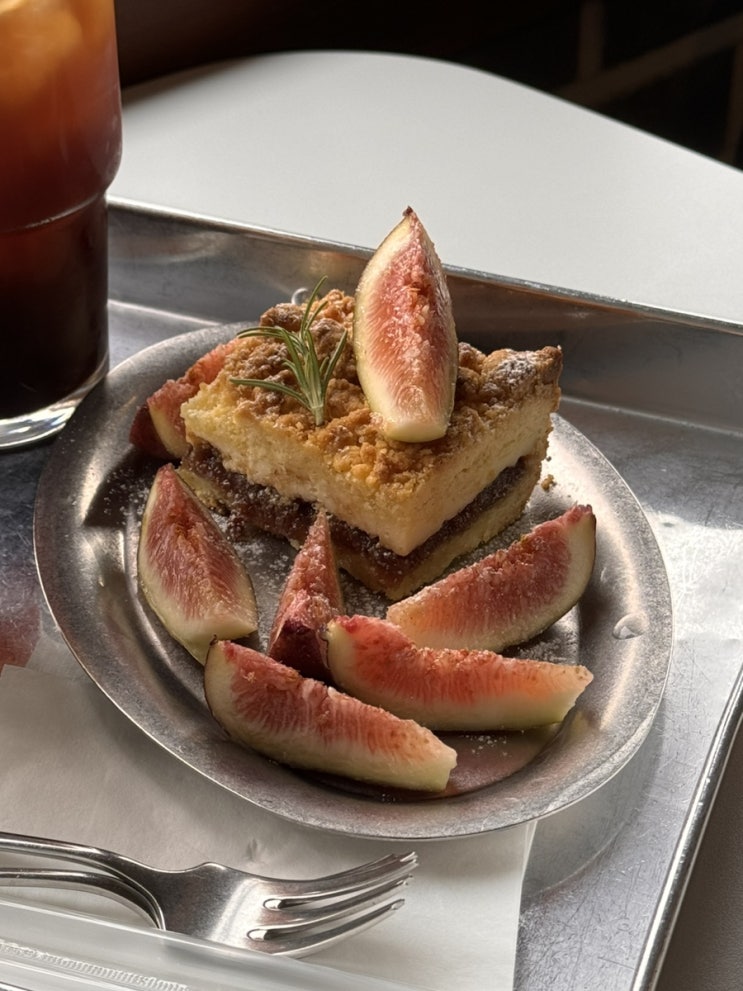  대구 앞산 크럼블과 라떼가 맛있는 카페-지이즈(geez)