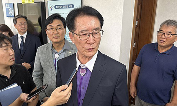 <b>박우량 신안군수</b> 항소심도 직위상실형…집유로 법정구속 면해
