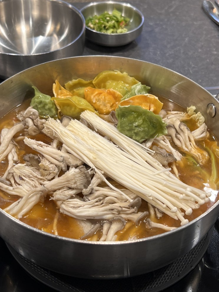  성수 맛집 | 20년 전통 국내산 재료로 만든 최가네버섯샤브칼국수 성수점