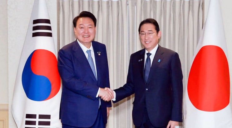 윤석열 대통령, 日 <b>기시다 총리</b>와 한일관계 발전 지속 방안 등... 