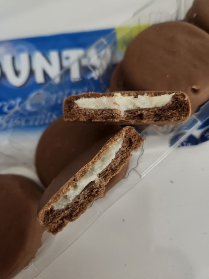  영국 초콜릿 바운티의 비스킷 버전 Bounty secret centre biscuit