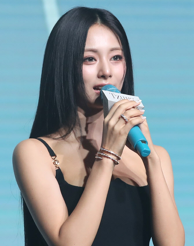- <b>트와이스 쯔위</b> "솔로로 모든 것 보여드릴 것" ‘런... 