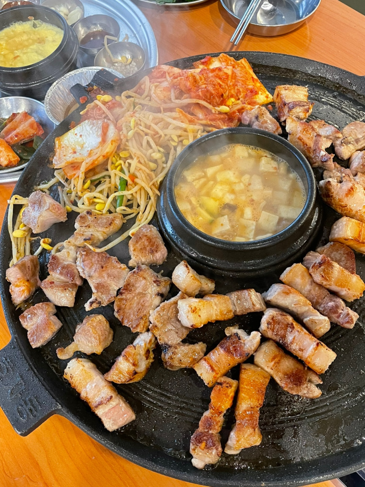  솥뚜껑에 구운 삼겹살과 장아찌가 예술인 곳 :: 효자동솥뚜껑 수원화서점