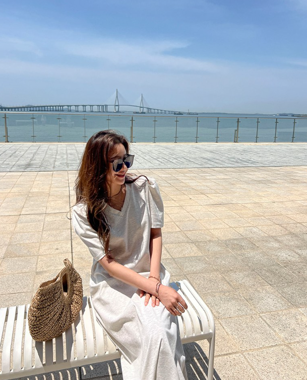  여자들에게 인기 많은 여성 패션 브랜드 난닝구의 화이트 브이넥 롱 반팔 원피스 코디 추천