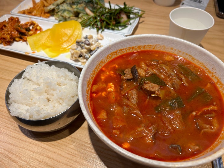  안암오거리 직장인들의 무한 재방문을 이끄는 밑반찬 맛집 <오성식당>(순두부 육개장)
